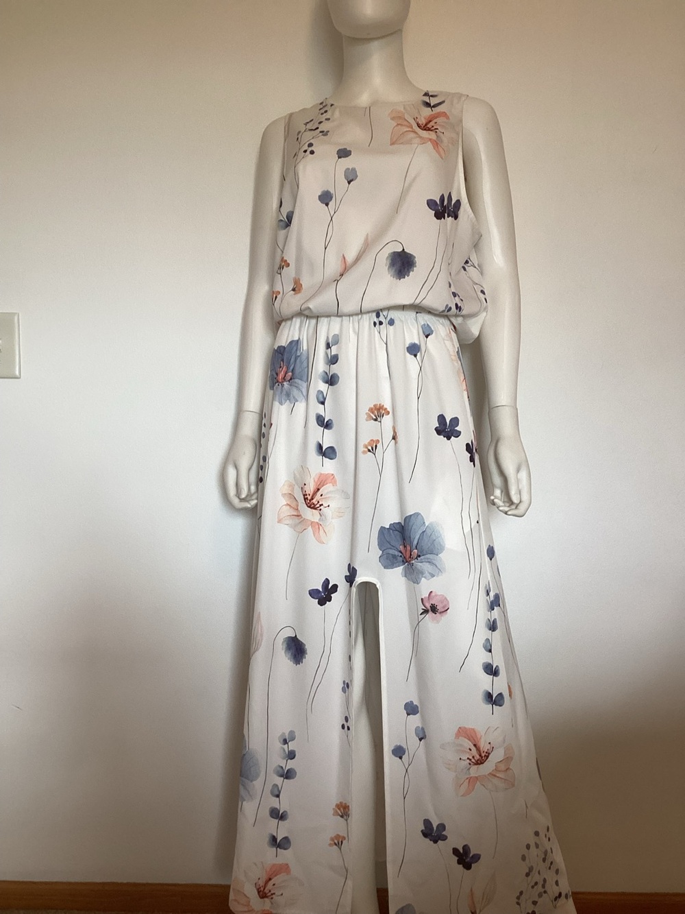 #662 White Floral Maxi Dress with Pastel Blooms. Excellent condition 2XL